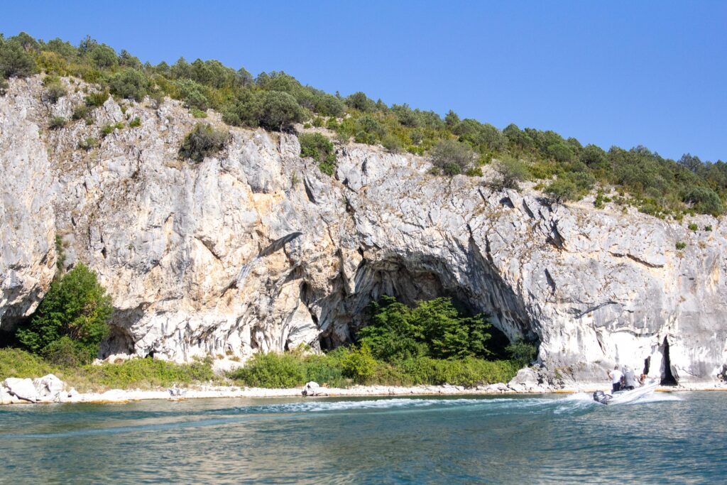 Σπηλιά στην ακτή της Μεγάλης Πρέσπας. Εμφανής είναι επίσης η παλαιότερη στάθμη της λίμνης/ Ε. Καζίλα- Αρχείο ΦΔΕΠαΠ